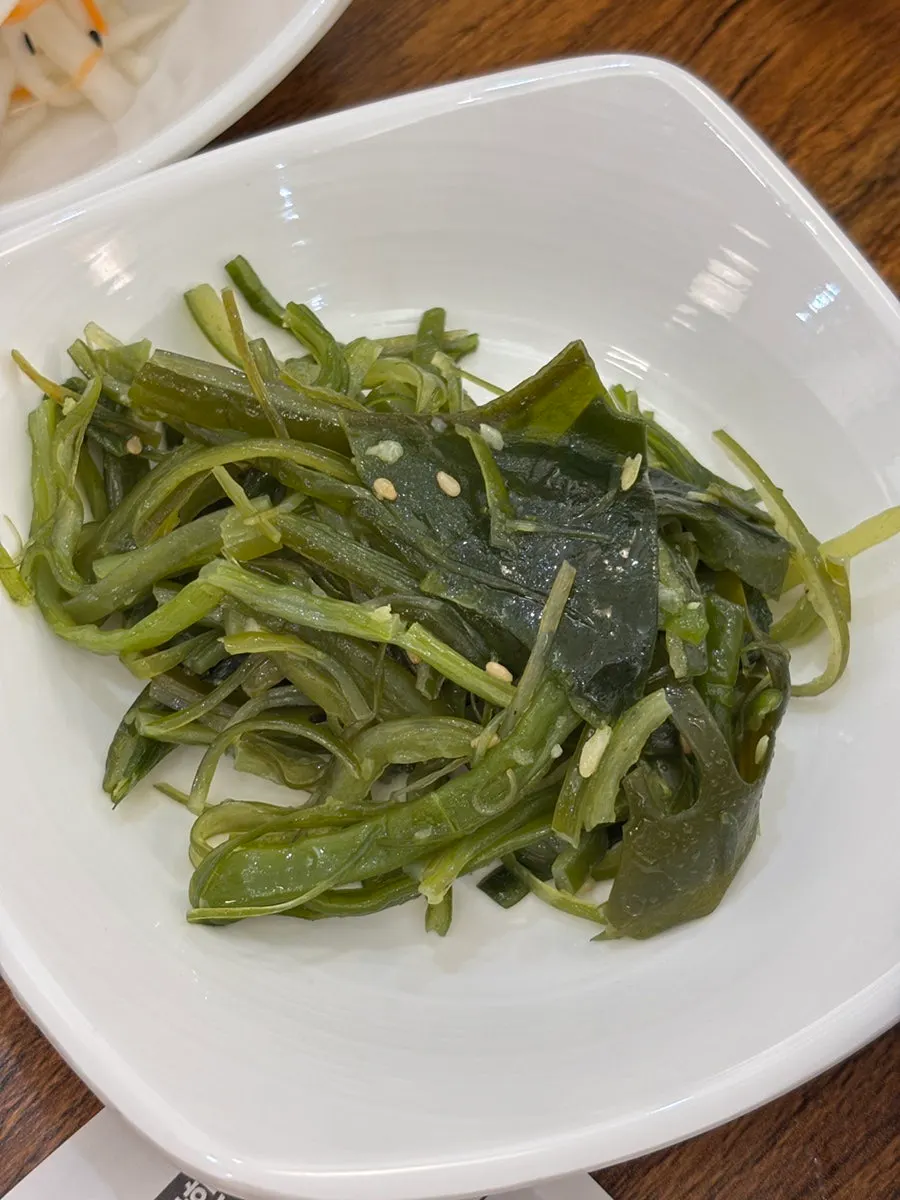 셀프바에서 담아온 신선한 쌈채소