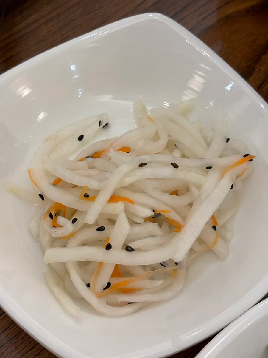 한식 밑반찬과 쌈채소 차림