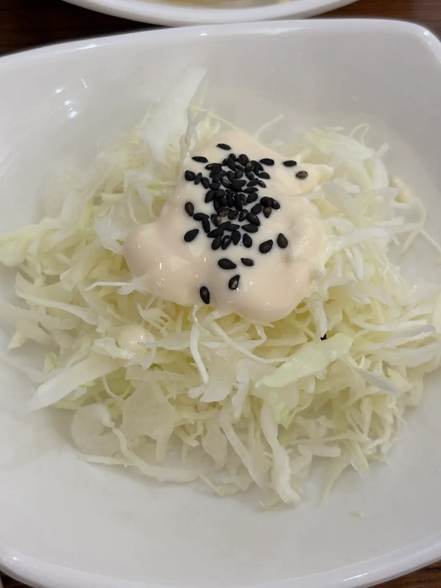 테이블에 차려진 밑반찬과 찌개