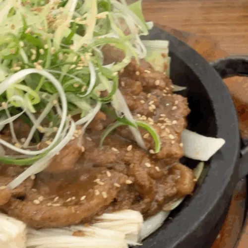 돌판 위에 푸짐하게 나온 부자석갈비
