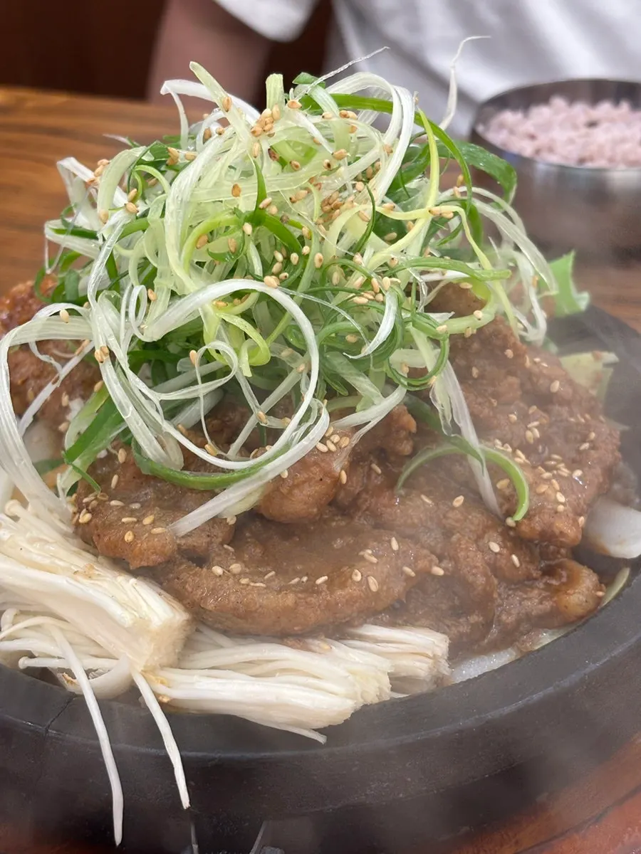 밥과 곁들인 큼지막한 갈비 한 점