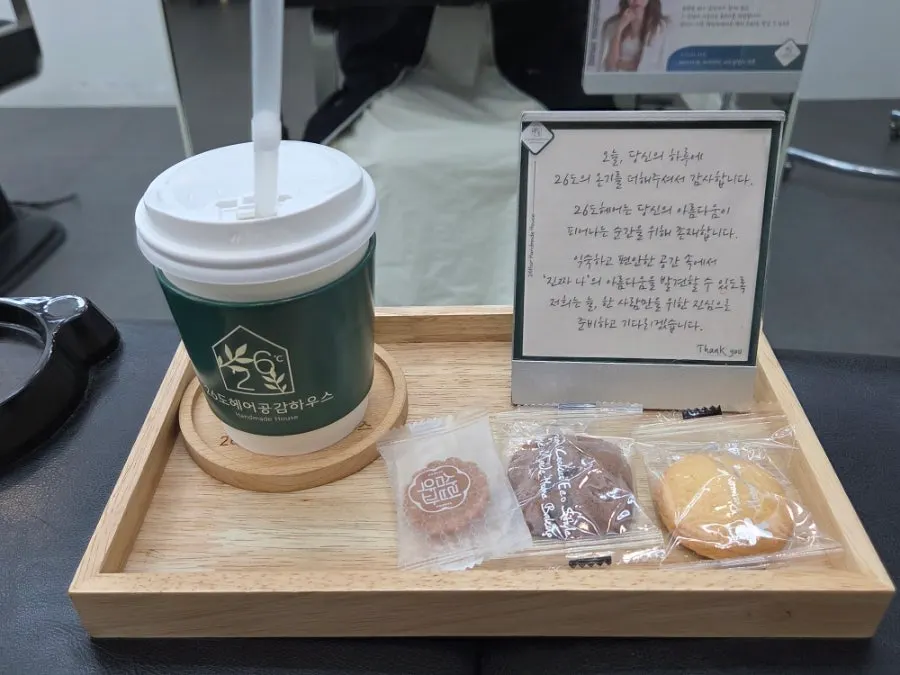 물과 함께 내어준 쿠키와 과자