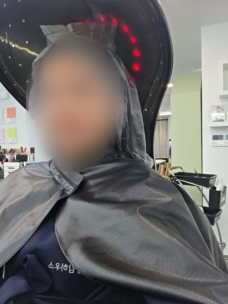 연화제 도포 후 대기 중인 모발