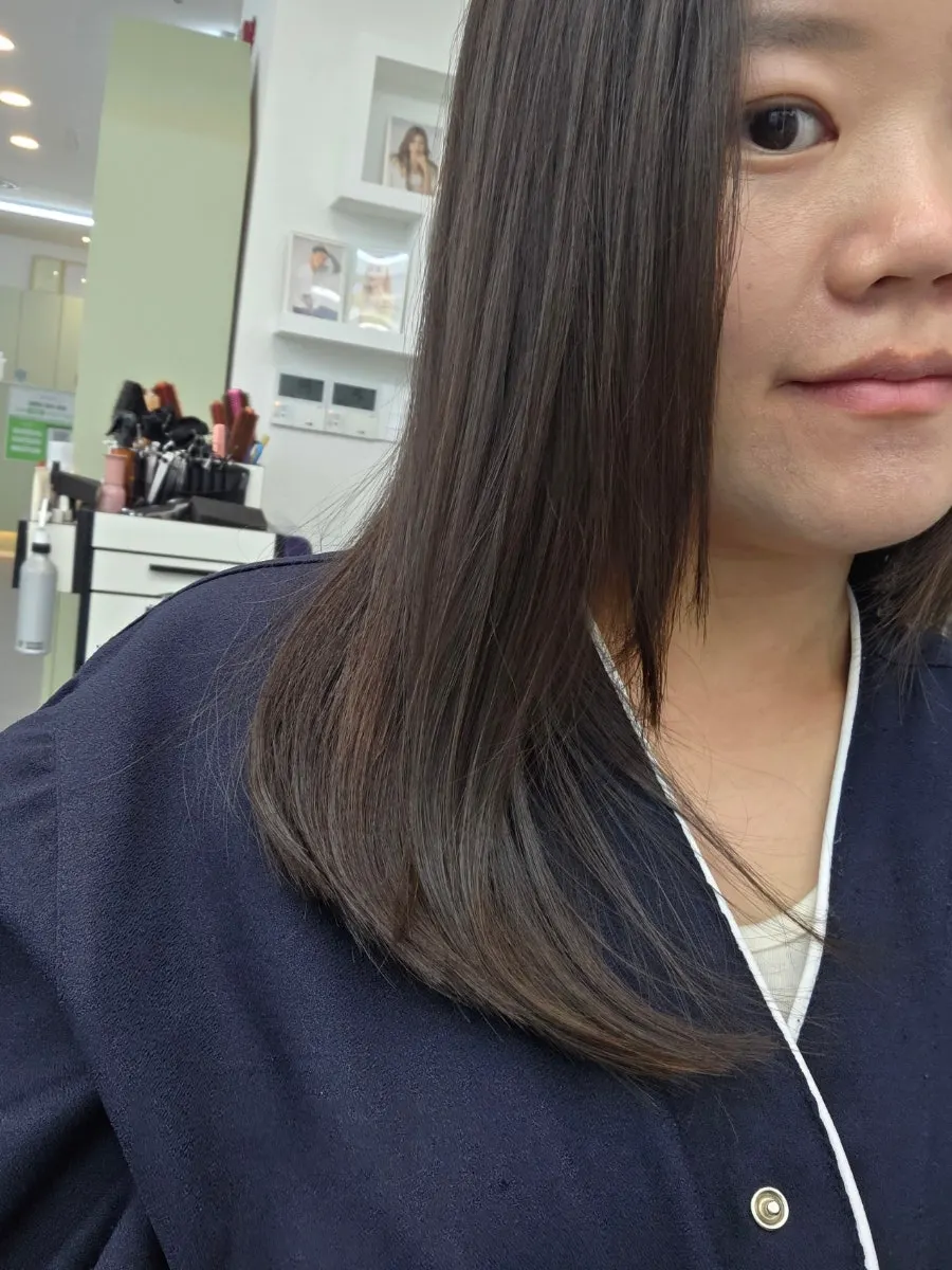 매직 후 결이 정돈된 뒷머리