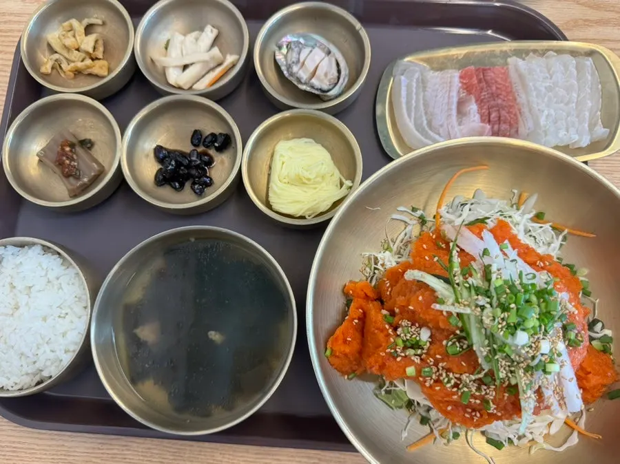 반찬까지 가득 차려진 수성수산 상차림