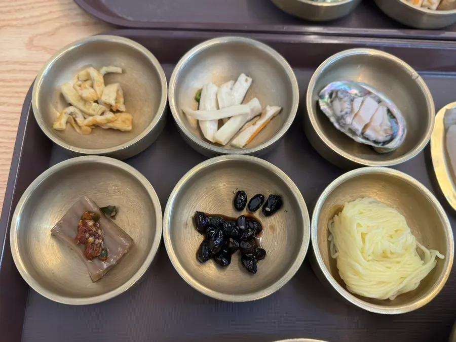 오뎅볶음과 버섯볶음 등 기본 반찬