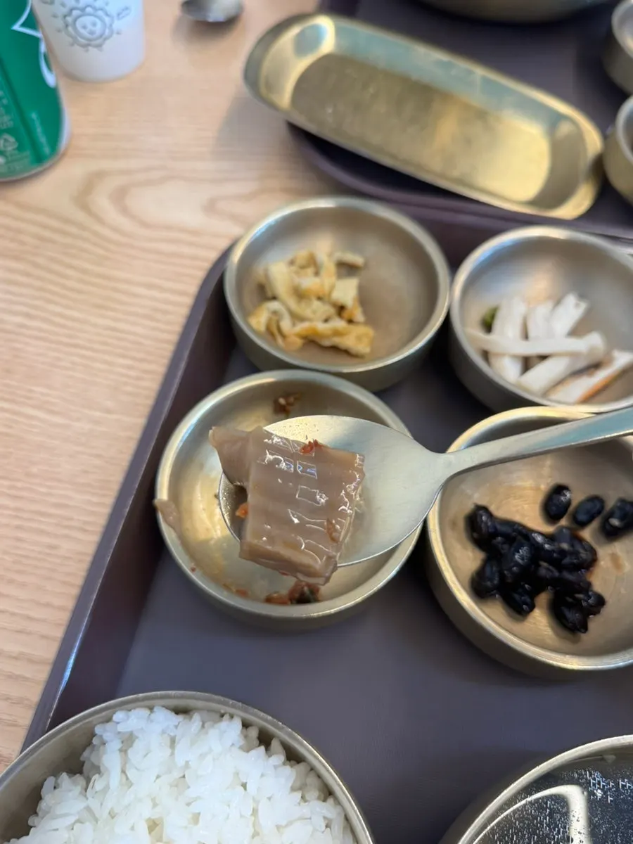 도토리묵과 콩자반 등 정갈한 반찬