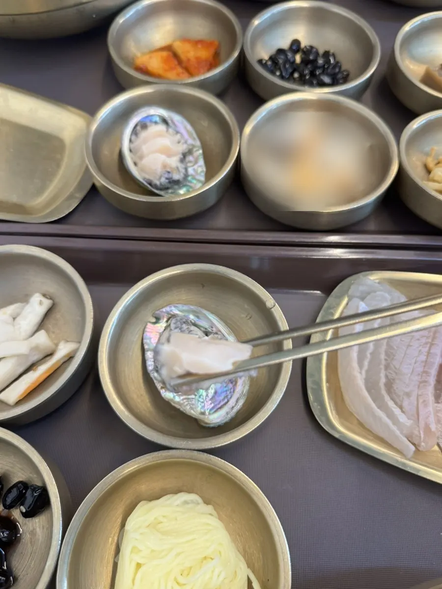 꼬독꼬독한 전복회 한 점