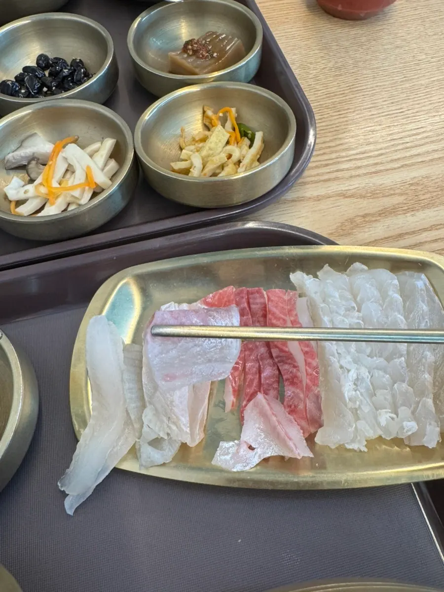 젓가락으로 집어 올린 회 한 점