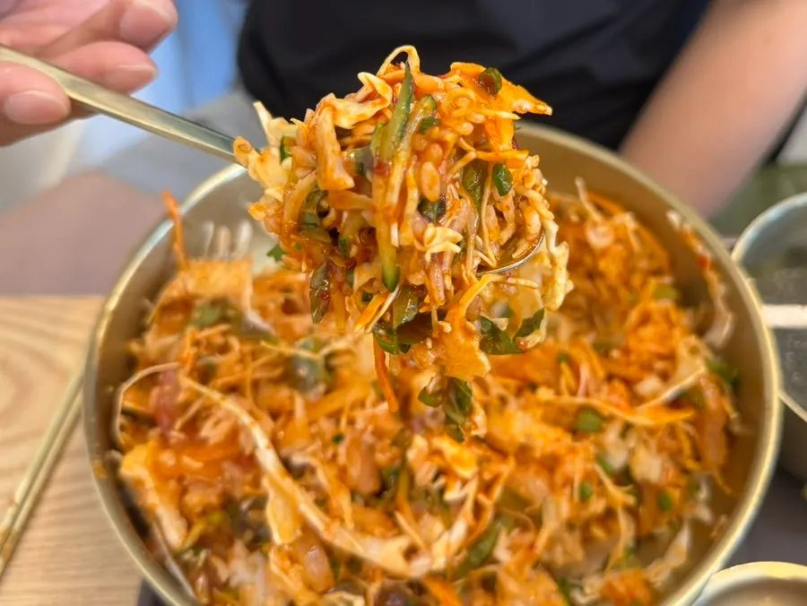 양념장 비벼 완성한 회비빔밥