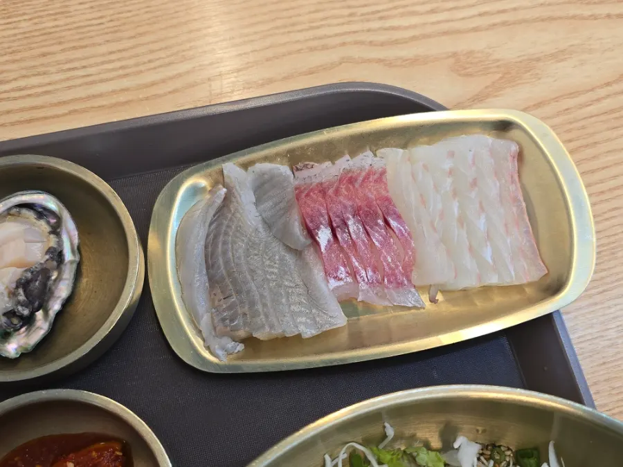 도다리·밀치·대광어가 올라간 모듬 회비빔밥
