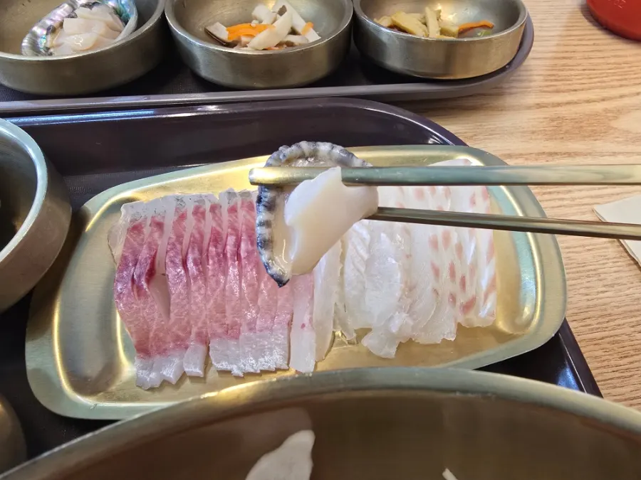 한 상마다 나오는 전복 한 점