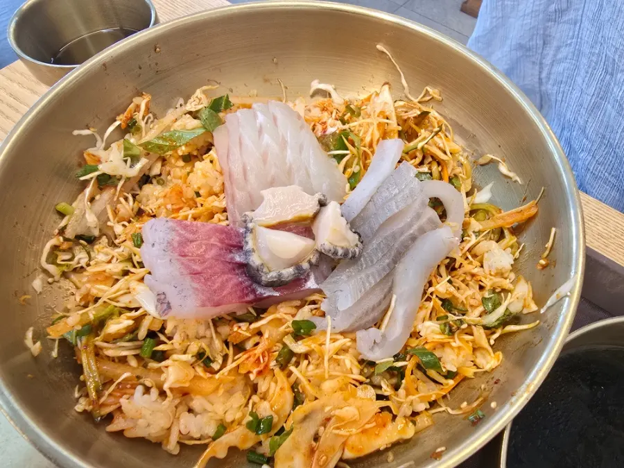 야채 가득 비벼낸 회비빔밥