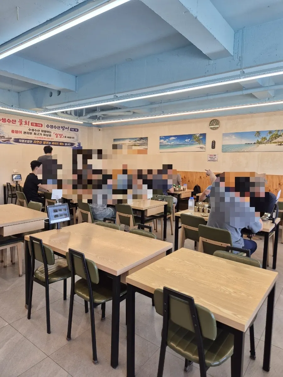 하늘색 천장과 베이지색 테이블의 수성수산 내부