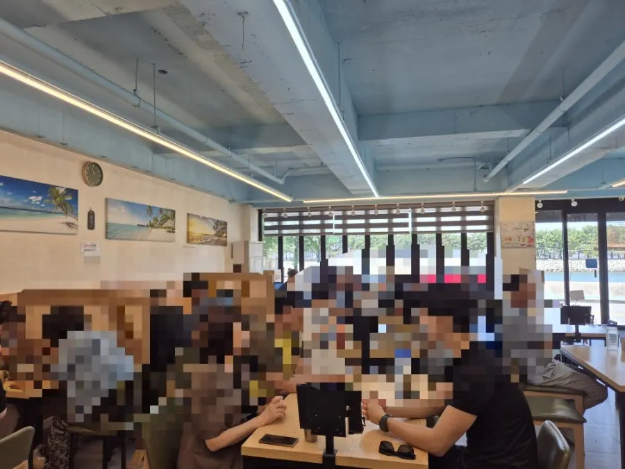 손님으로 꽉 찬 수성수산 홀 전경