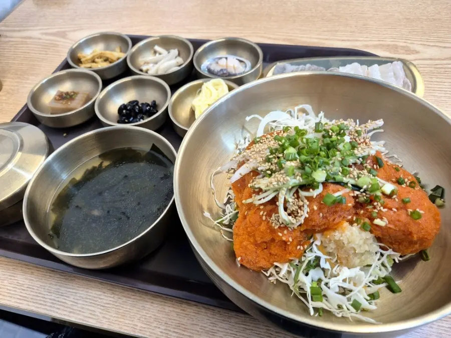 테이블에 차려진 반반물회 두 그릇
