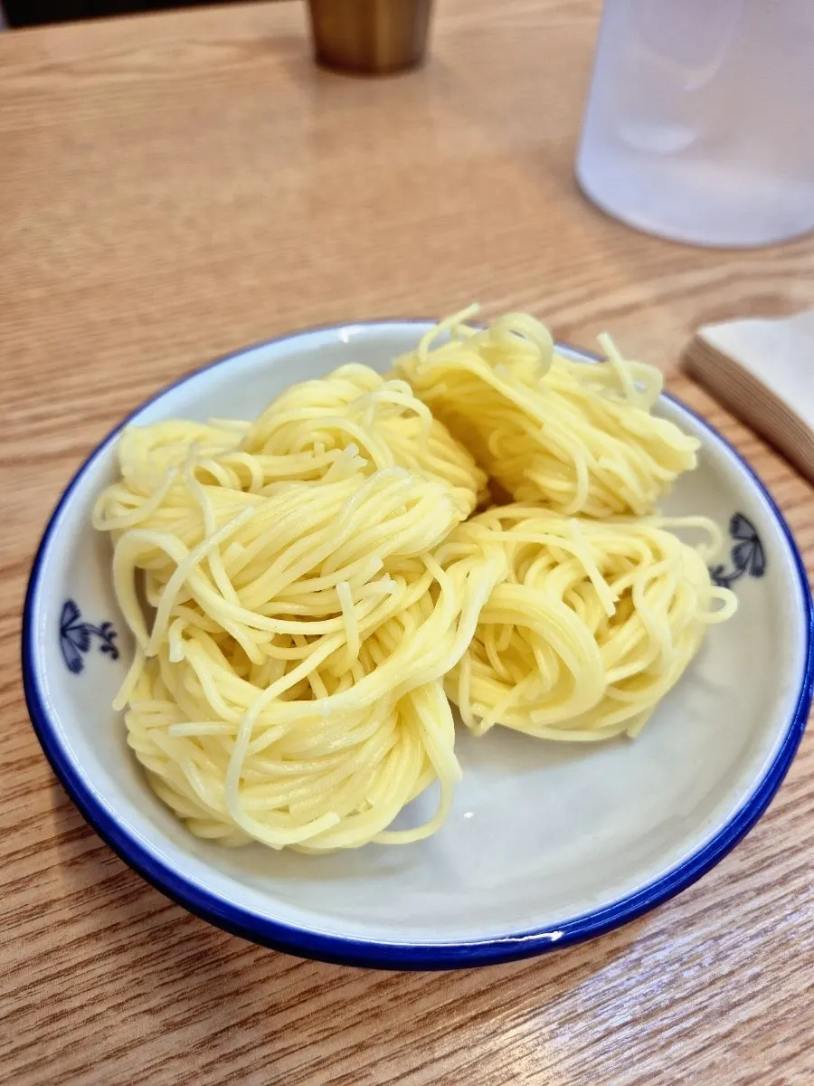 밥 대신 교체해 받은 소면 네 덩이