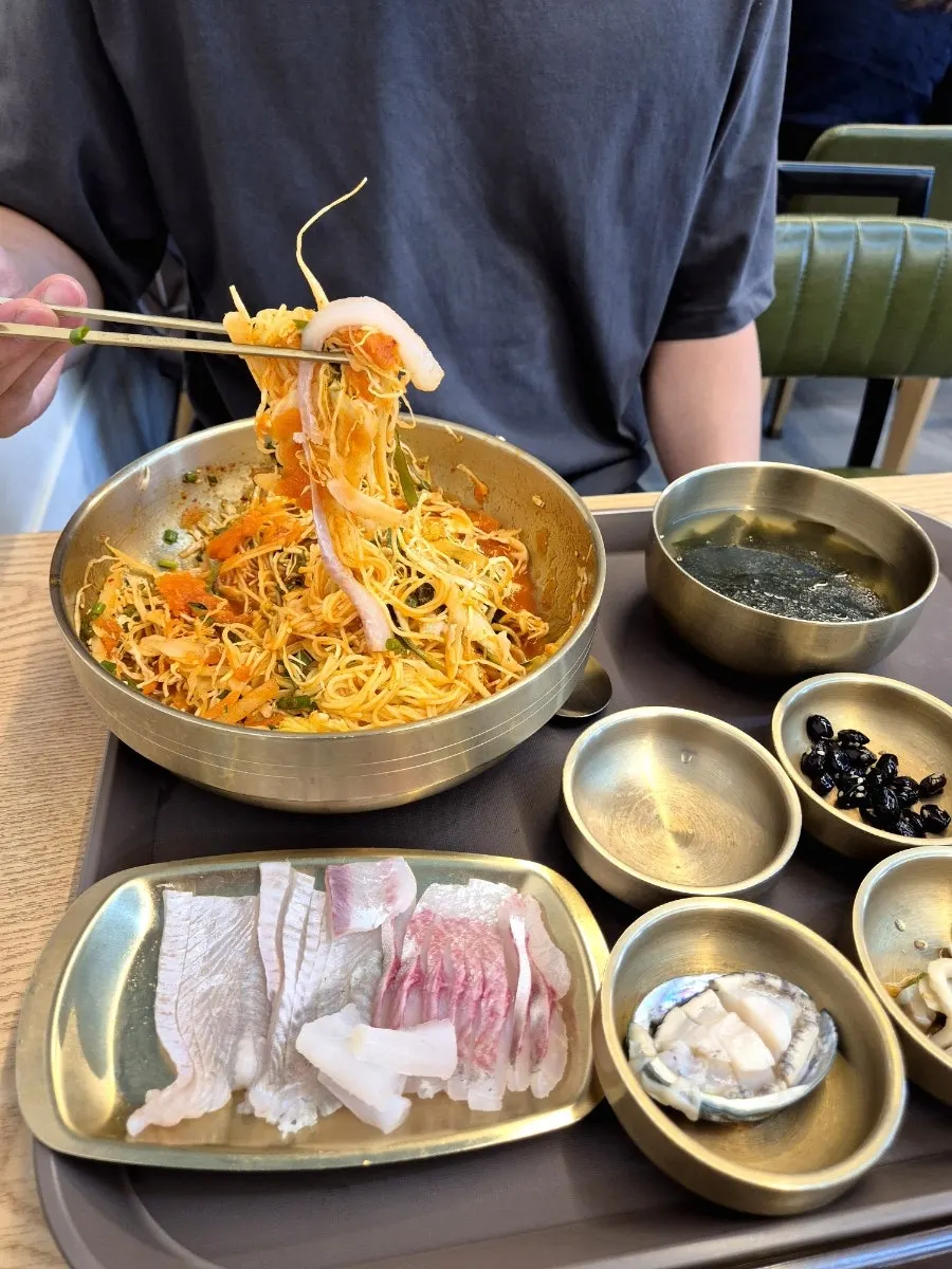 소면 넣고 비빈 물회에 회를 올린 모습