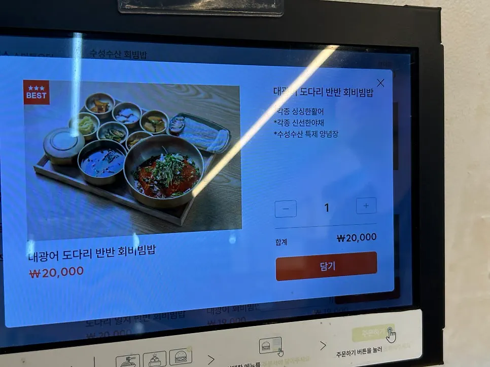 넓은 홀과 여러 테이블이 있는 매장 전경