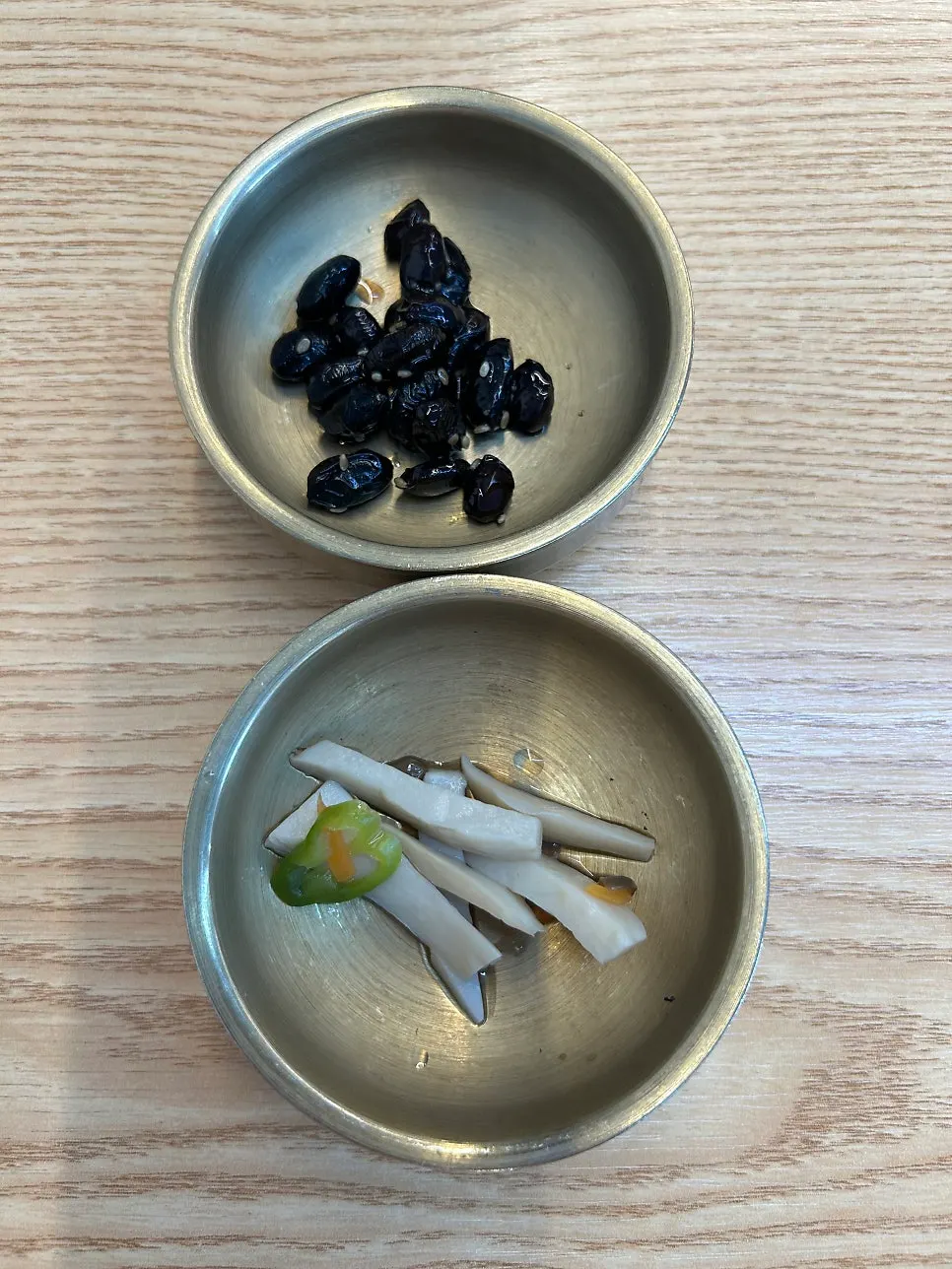물회와 회비빔밥이 적힌 메뉴 구성