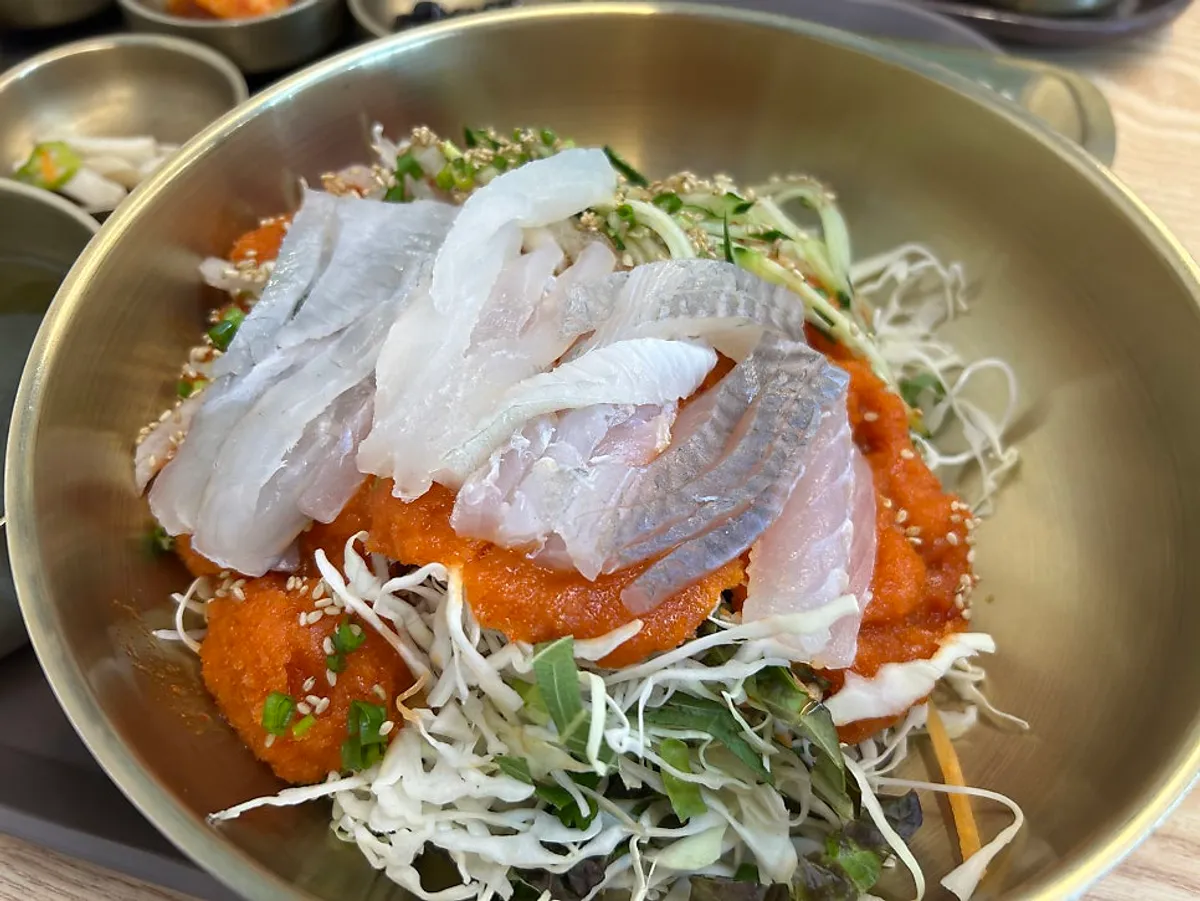 대광어와 도다리가 반반 담긴 회 접시