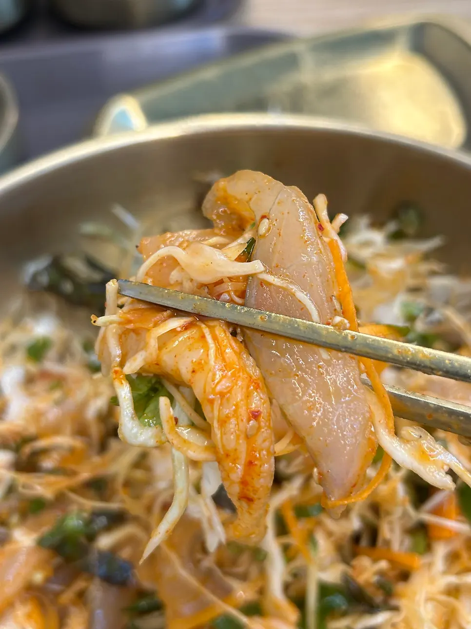 야채 위에 올린 대광어와 도다리 회