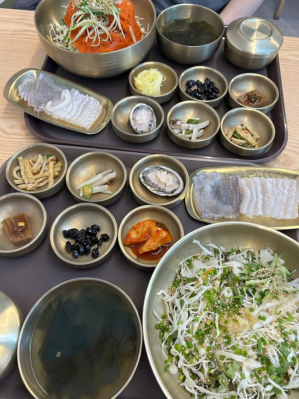 골고루 비벼 완성한 회비빔밥