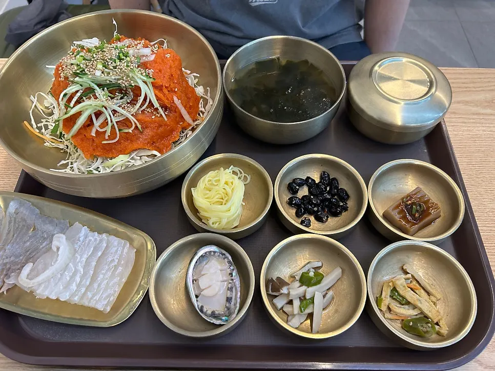 물회와 회비빔밥이 함께 놓인 한 상