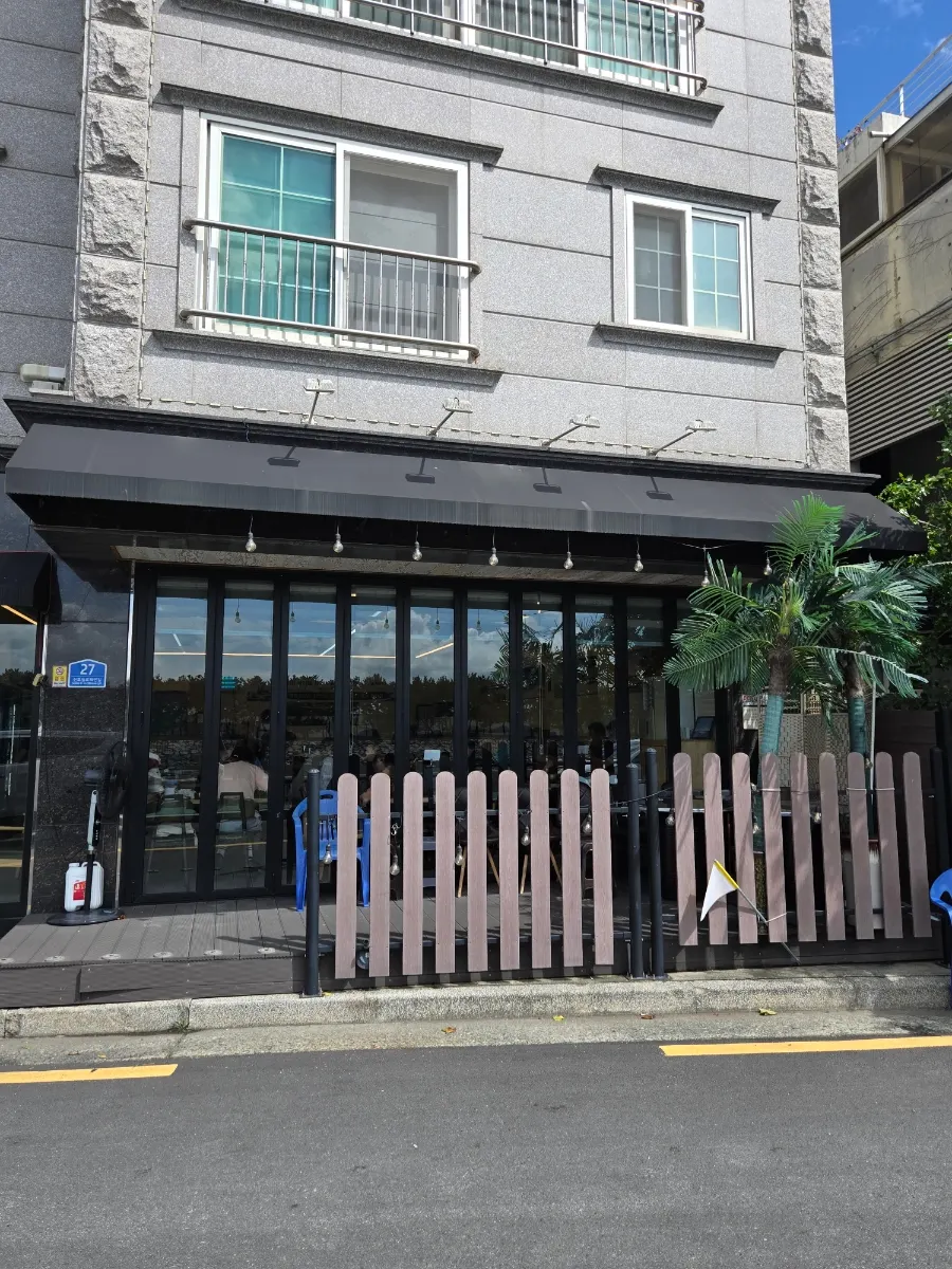 水城水產建築前的物會招牌