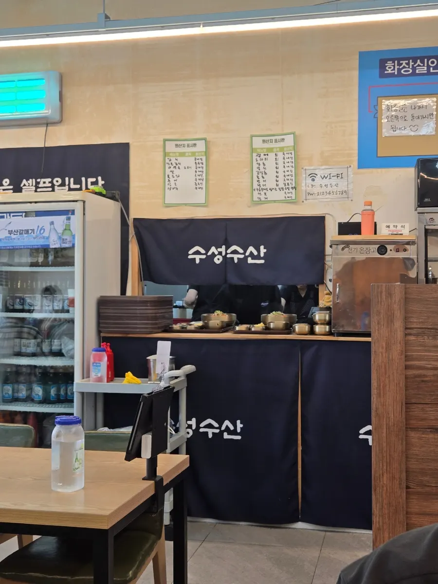水城水產的桌子與店內牆面