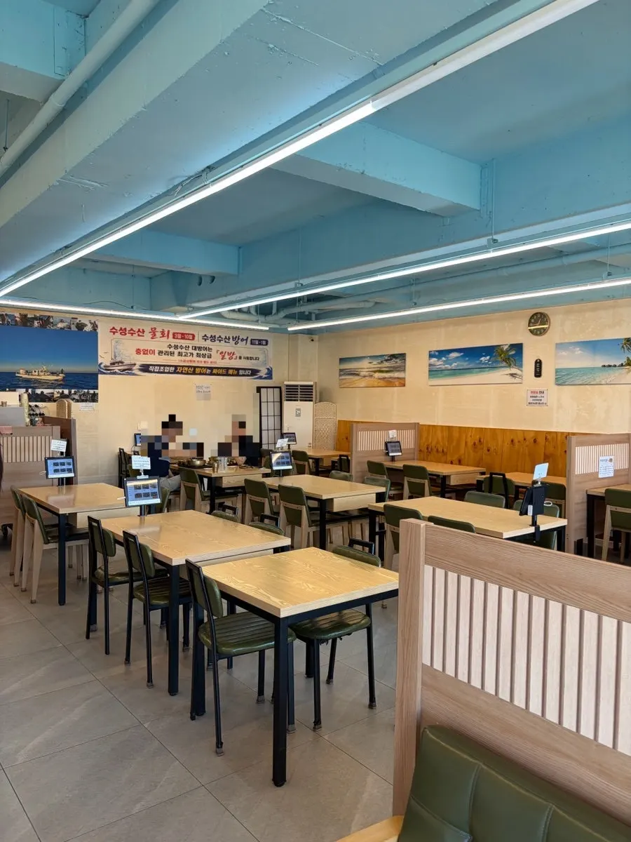 Suseong Susan dining hall with generous table spacing