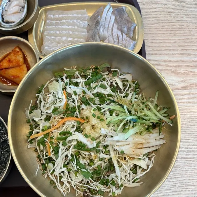 Flounder-fluke half-and-half sashimi bibimbap with sashimi served separately