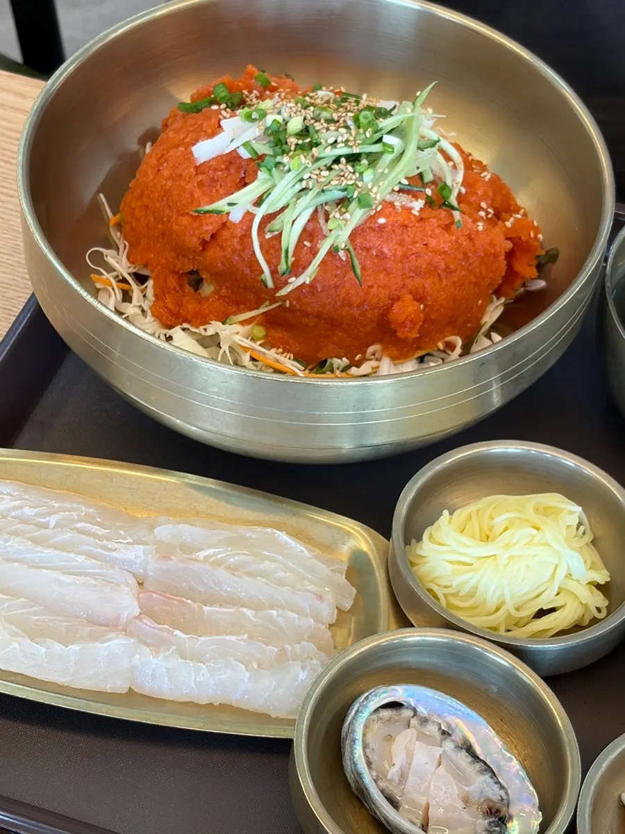 Cold mulhoe broth with sashimi served on the side