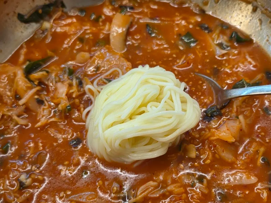 물회와 밑반찬이 놓인 테이블 전경