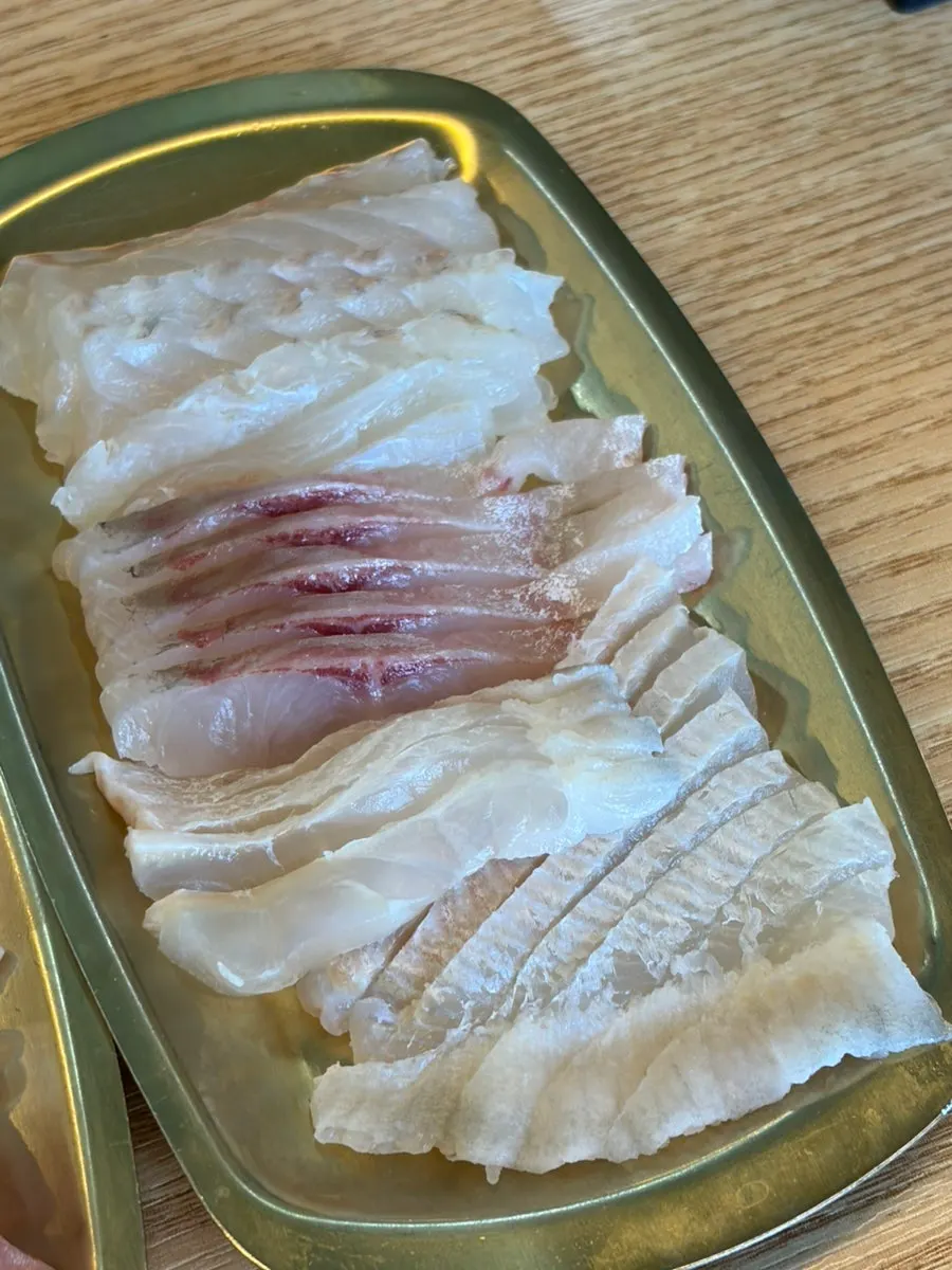 Piring sashimi ikan hidup yang disajikan terpisah