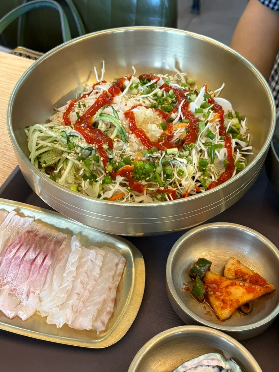 Lauk tumis eomuk, jamur, kacang kedelai manis, dan dotorimuk