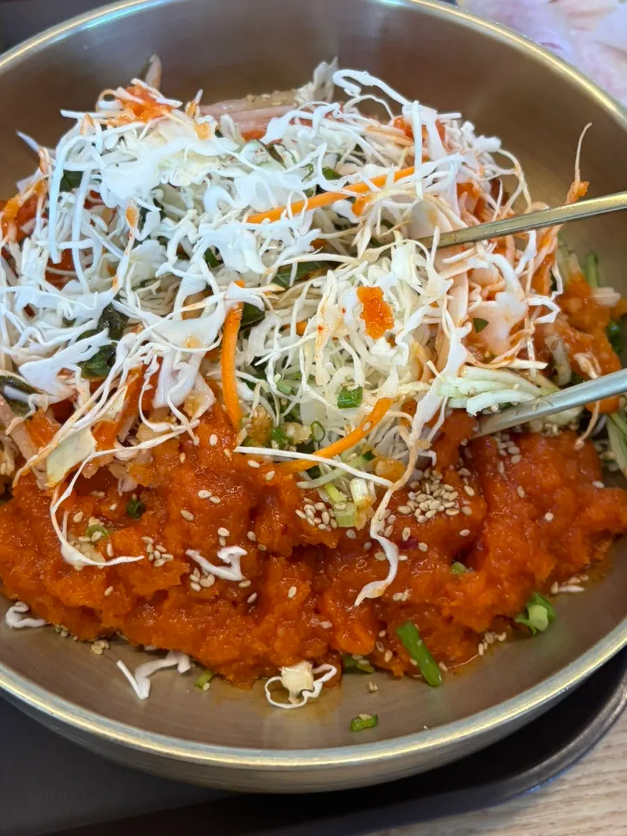Bibimbap sashimi 3 jenis dengan saus disajikan terpisah