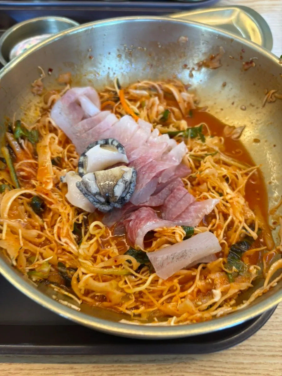 Milchi mulhoe dengan sashimi milchi yang melimpah