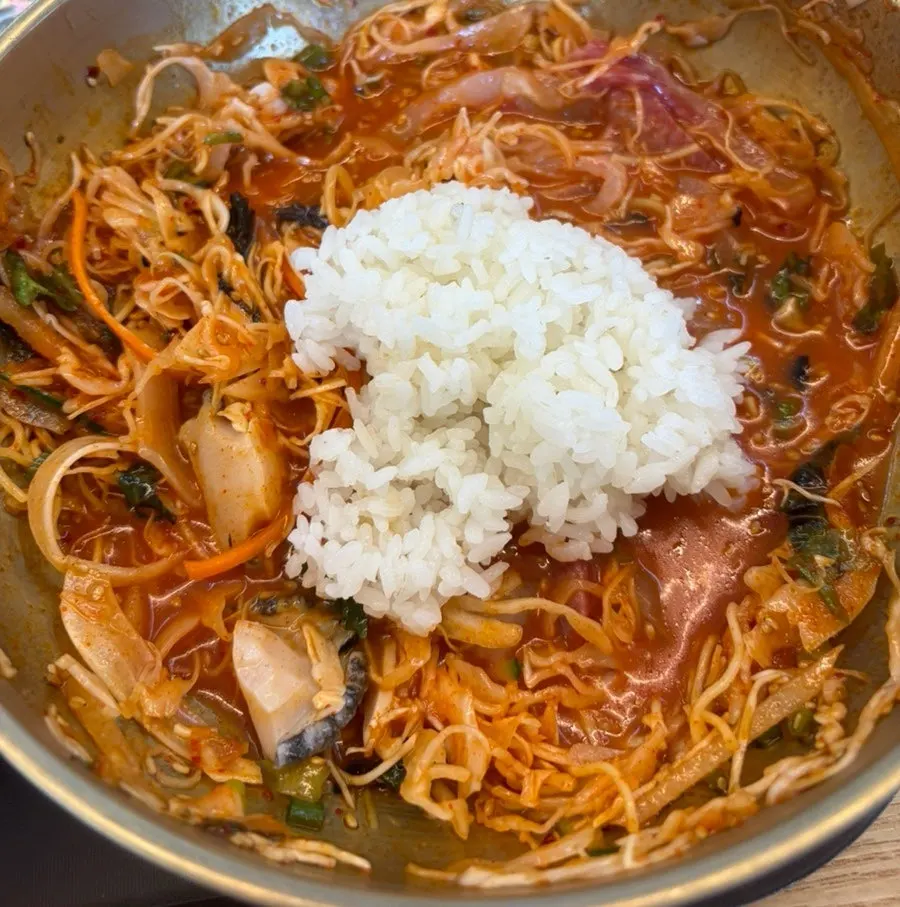 Bibimbap sashimi 3 jenis dengan flounder, dab, dan milchi
