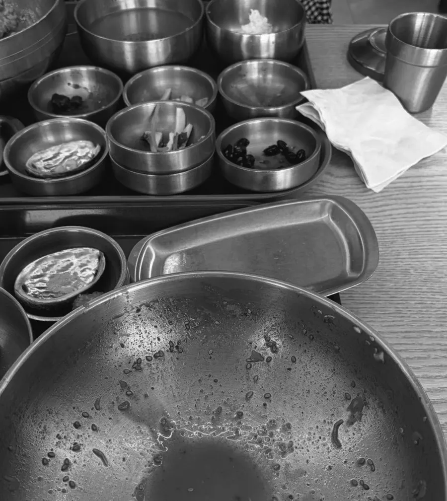 Satu meja berisi mulhoe dan bibimbap sashimi bersama-sama