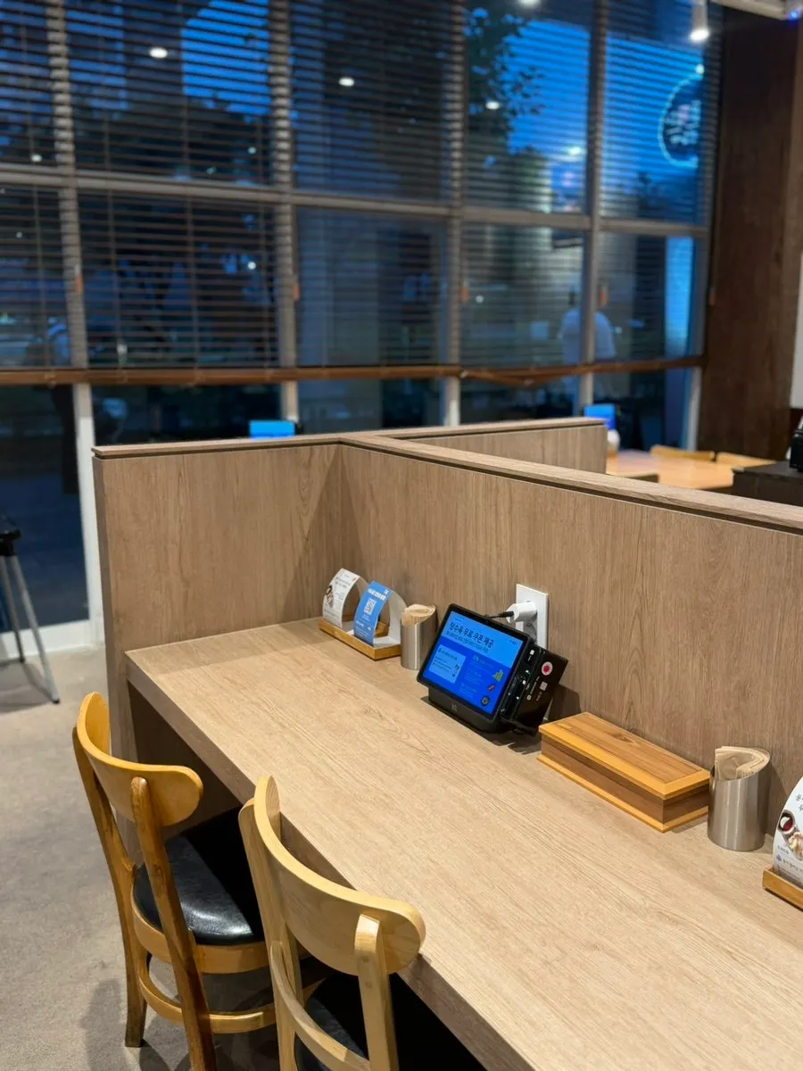 Không gian ăn thoải mái tại Cafe Dongi Suseong 1-ga Branch
