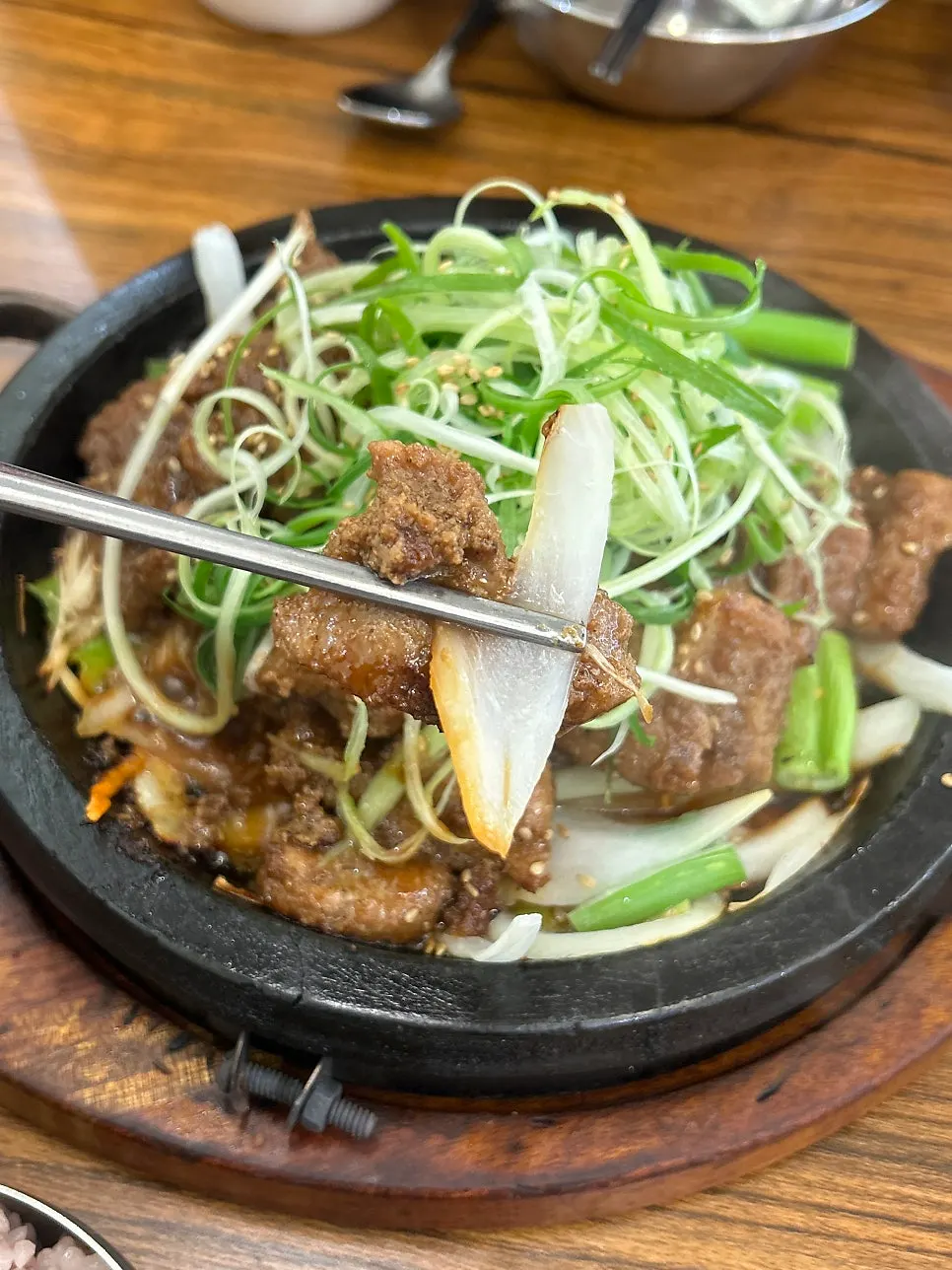 파채와 양파를 곁들인 석갈비