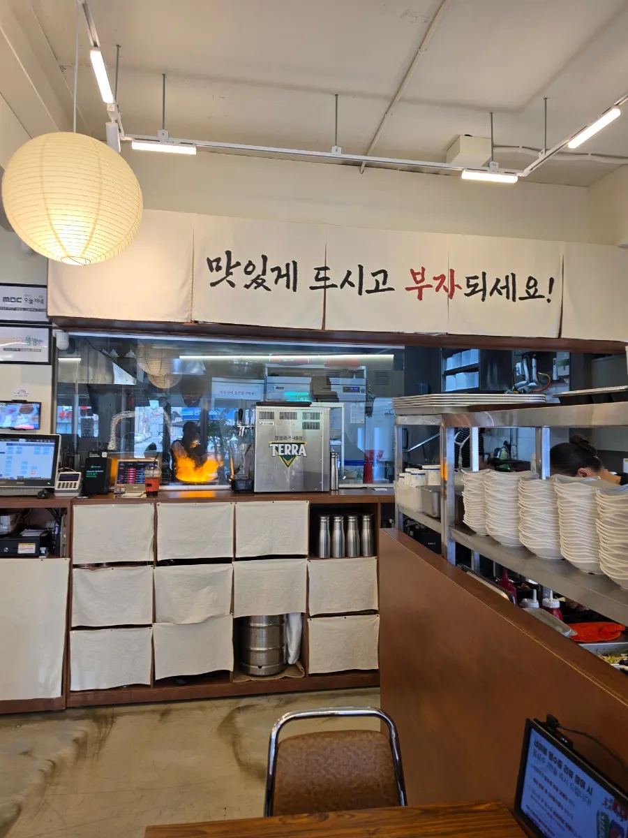 깔끔한 매장과 정갈한 반찬