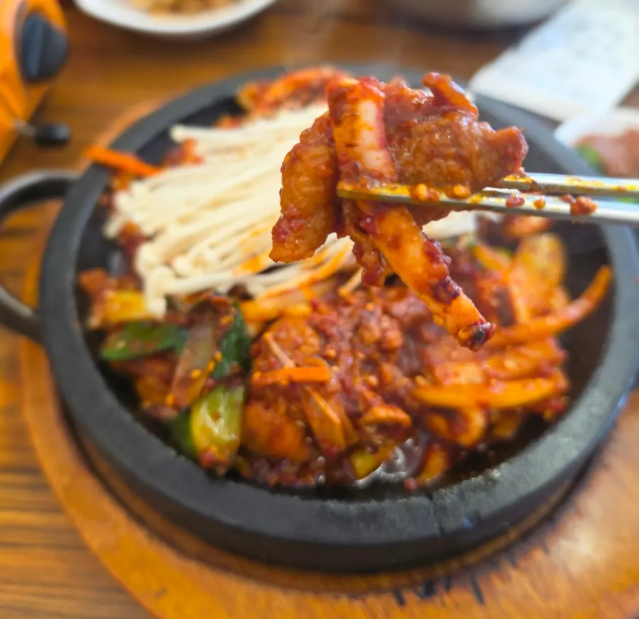 오징어제육볶음과 곁들임 메뉴