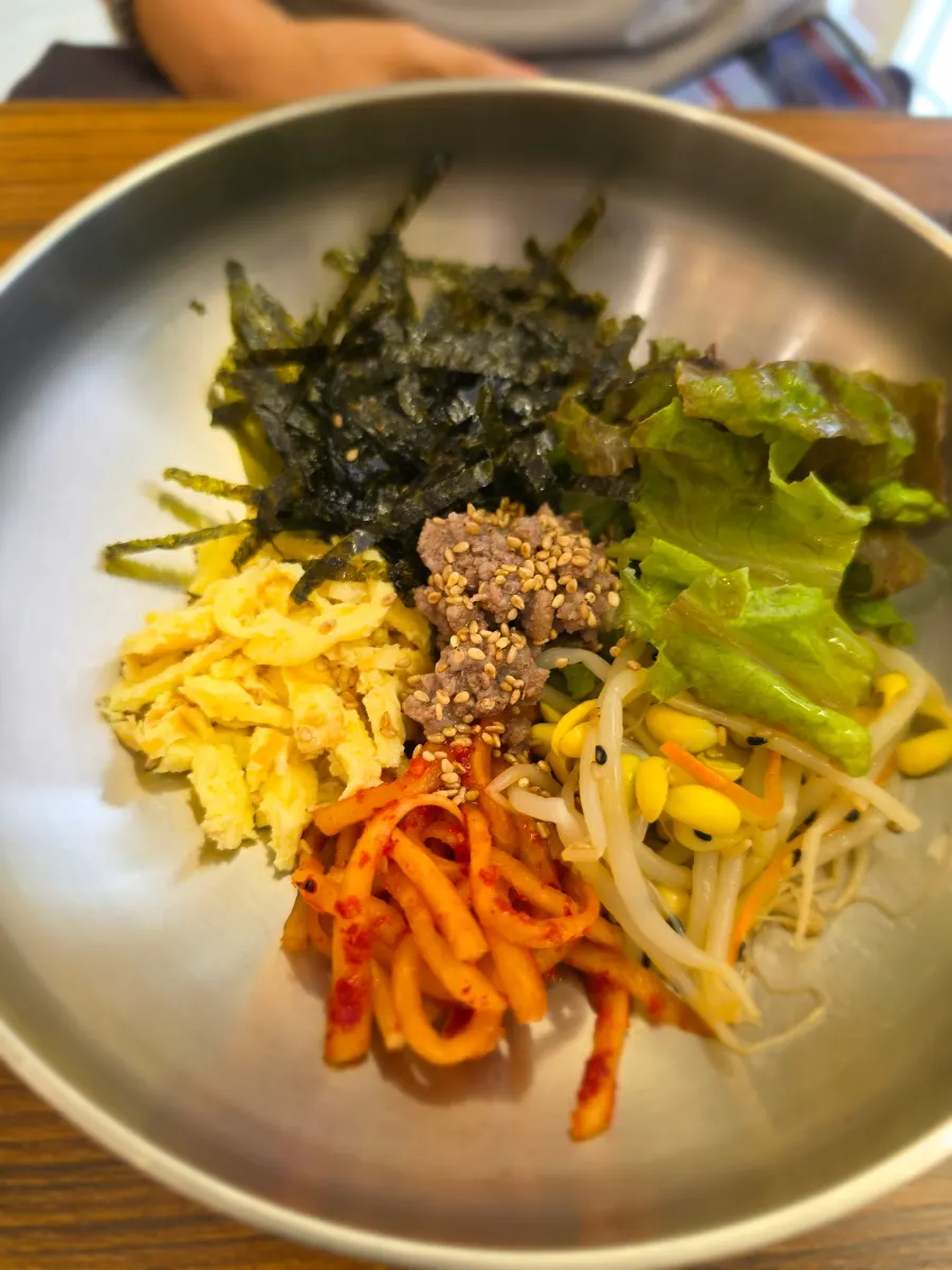 식사와 함께 주문한 비빔밥