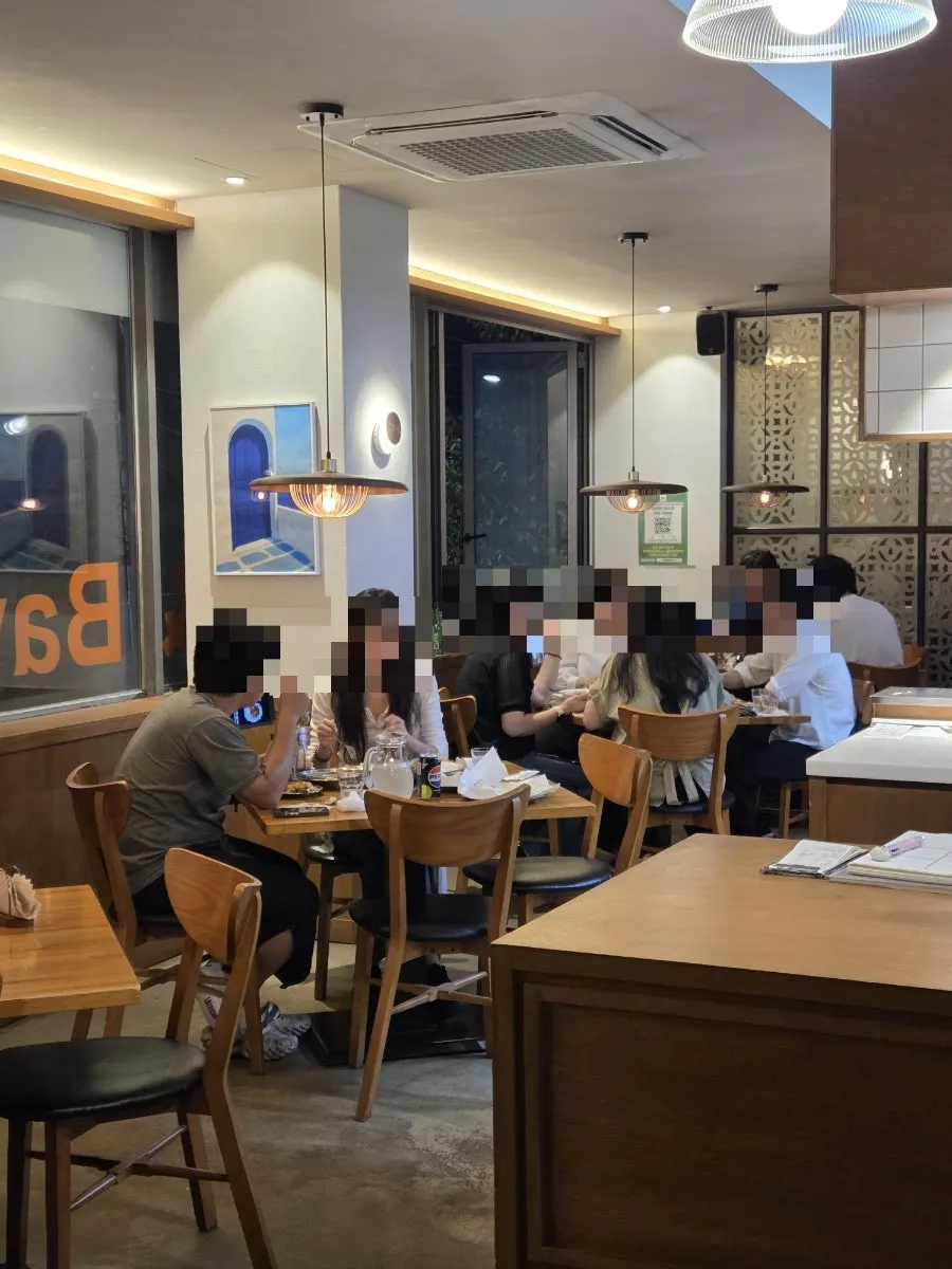 손님이 있는 식당 실내