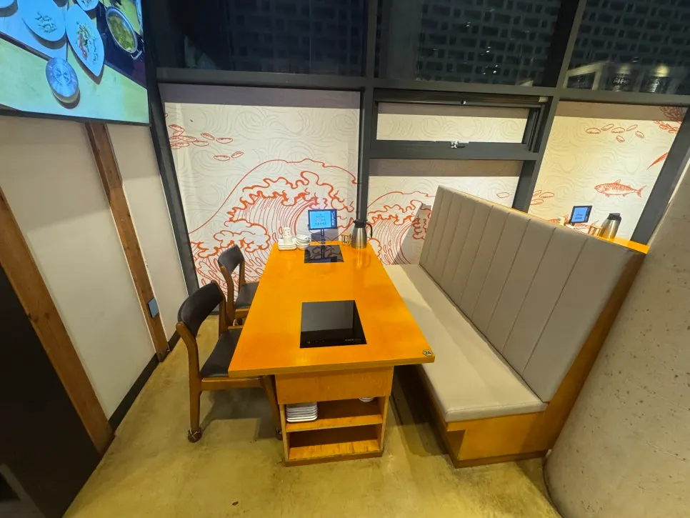 Entrance with the tablet waitlist counter