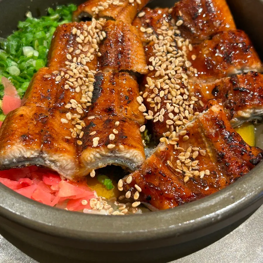 Sauce-coated eel on top of the green tea eel sotbap