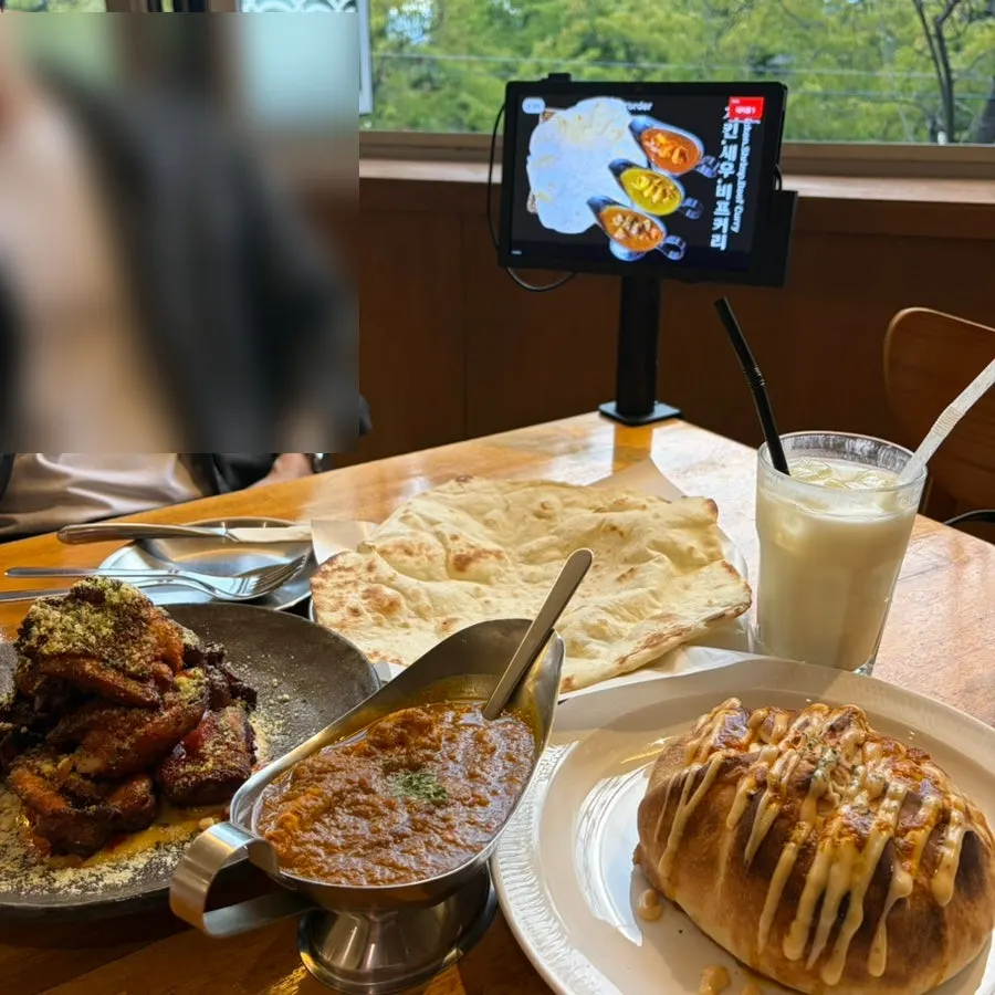 치킨커리와 난, 나시고랭이 차려진 테이블
