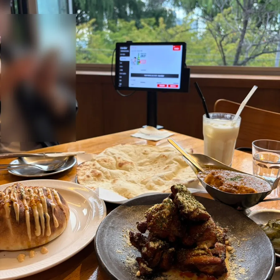 크림소스가 깔린 탄두리크림치킨